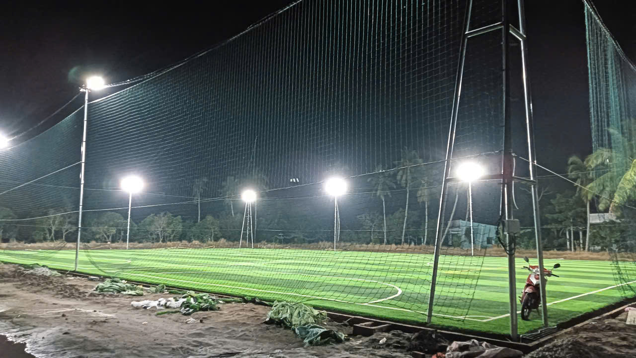 Sân cỏ nhân tạo ban đêm với hệ thống đèn LED