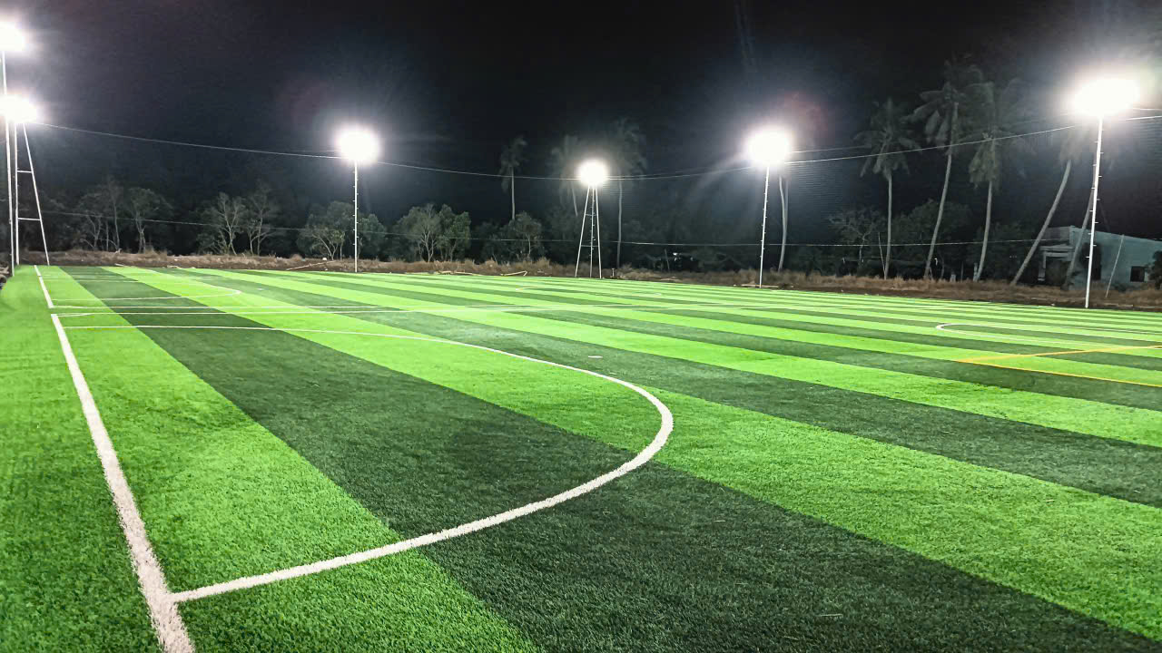 Sân cỏ nhân tạo ban đêm với hệ thống đèn LED