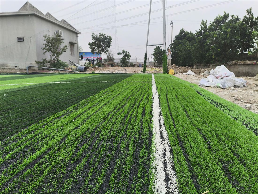 Sân bóng cỏ nhân tạo do Nguyễn Đức Toàn thi công