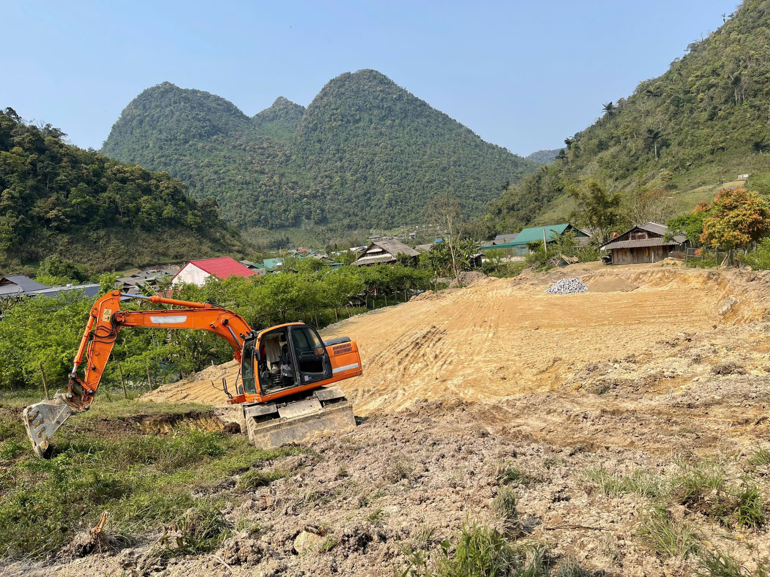 Thi công nền hạ sân cỏ nhân tạo - san lấp lu lèn