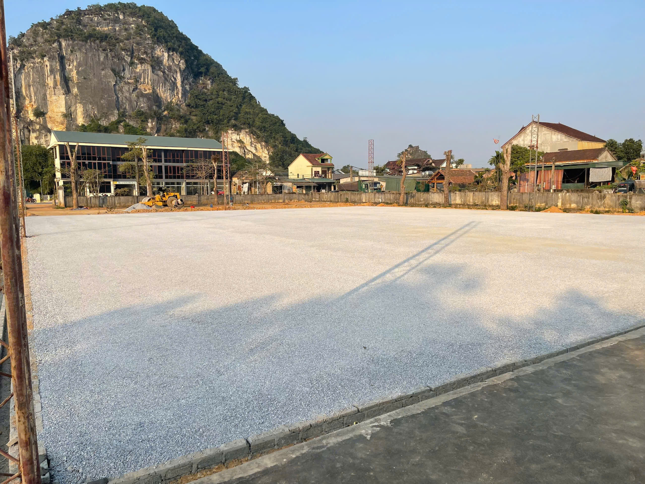 Thi công nền hạ sân cỏ nhân tạo - san lấp lu lèn