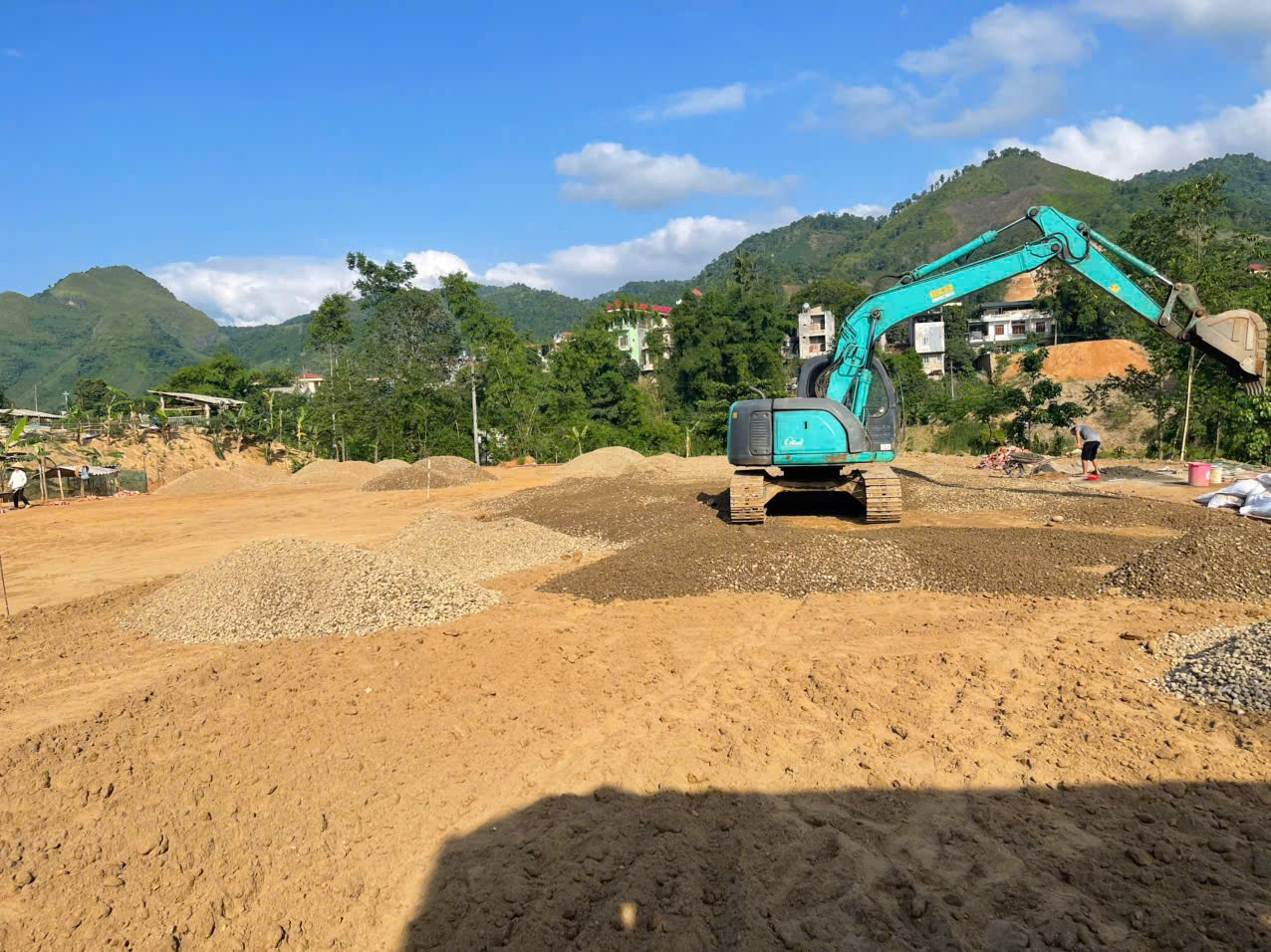 Thi công nền hạ sân cỏ nhân tạo - san lấp lu lèn