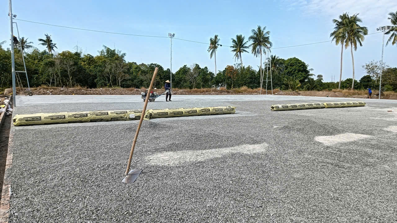 Thi công nền hạ sân cỏ nhân tạo - san lấp lu lèn