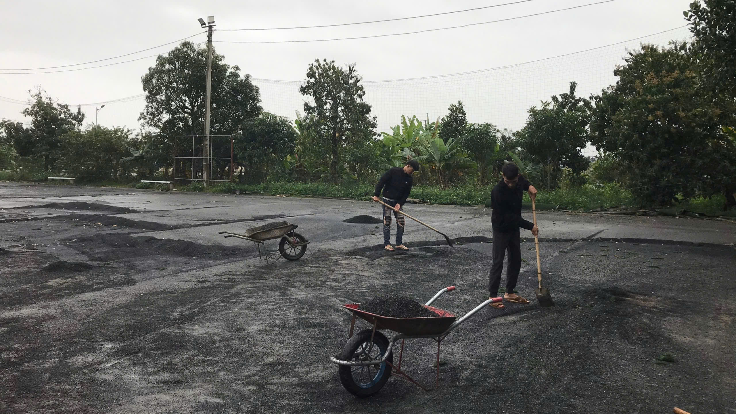 Thi công nền hạ sân cỏ nhân tạo - san lấp lu lèn