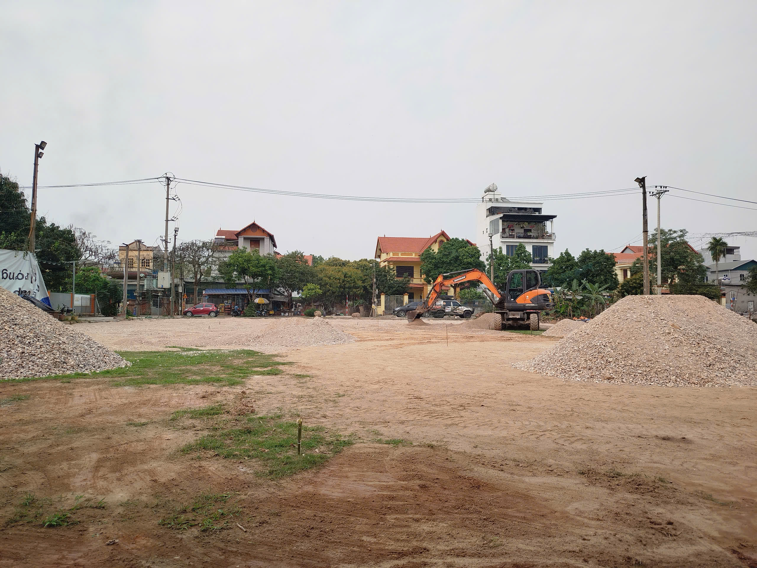 Thi công nền hạ sân cỏ nhân tạo - san lấp lu lèn