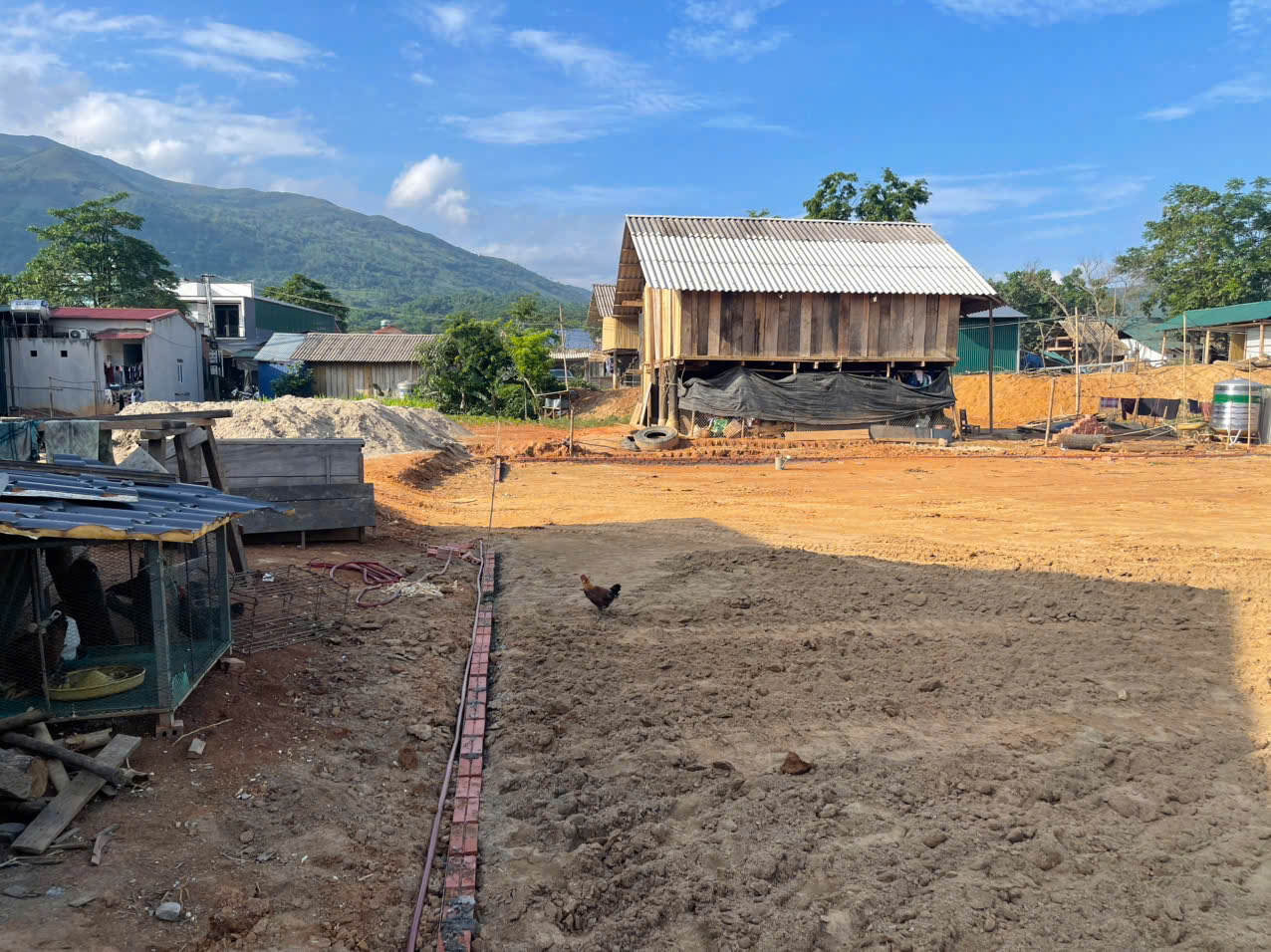 Thi công nền hạ sân cỏ nhân tạo - san lấp lu lèn