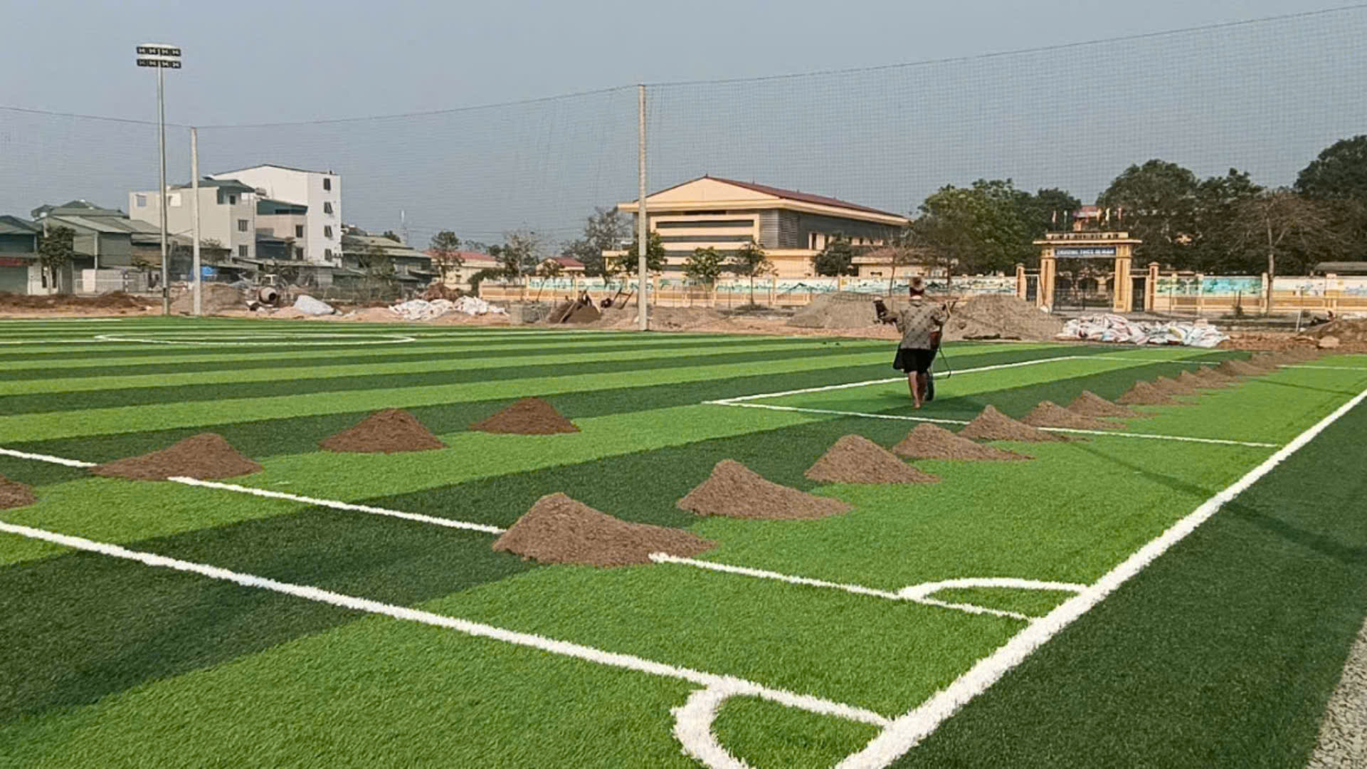 Thi công nền hạ sân cỏ nhân tạo - san lấp lu lèn
