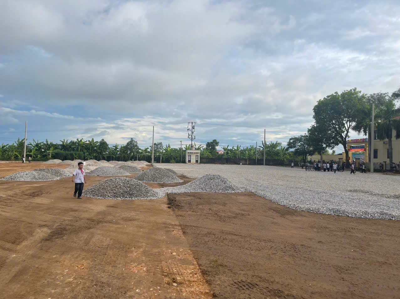 Thi công nền hạ sân cỏ nhân tạo - san lấp lu lèn