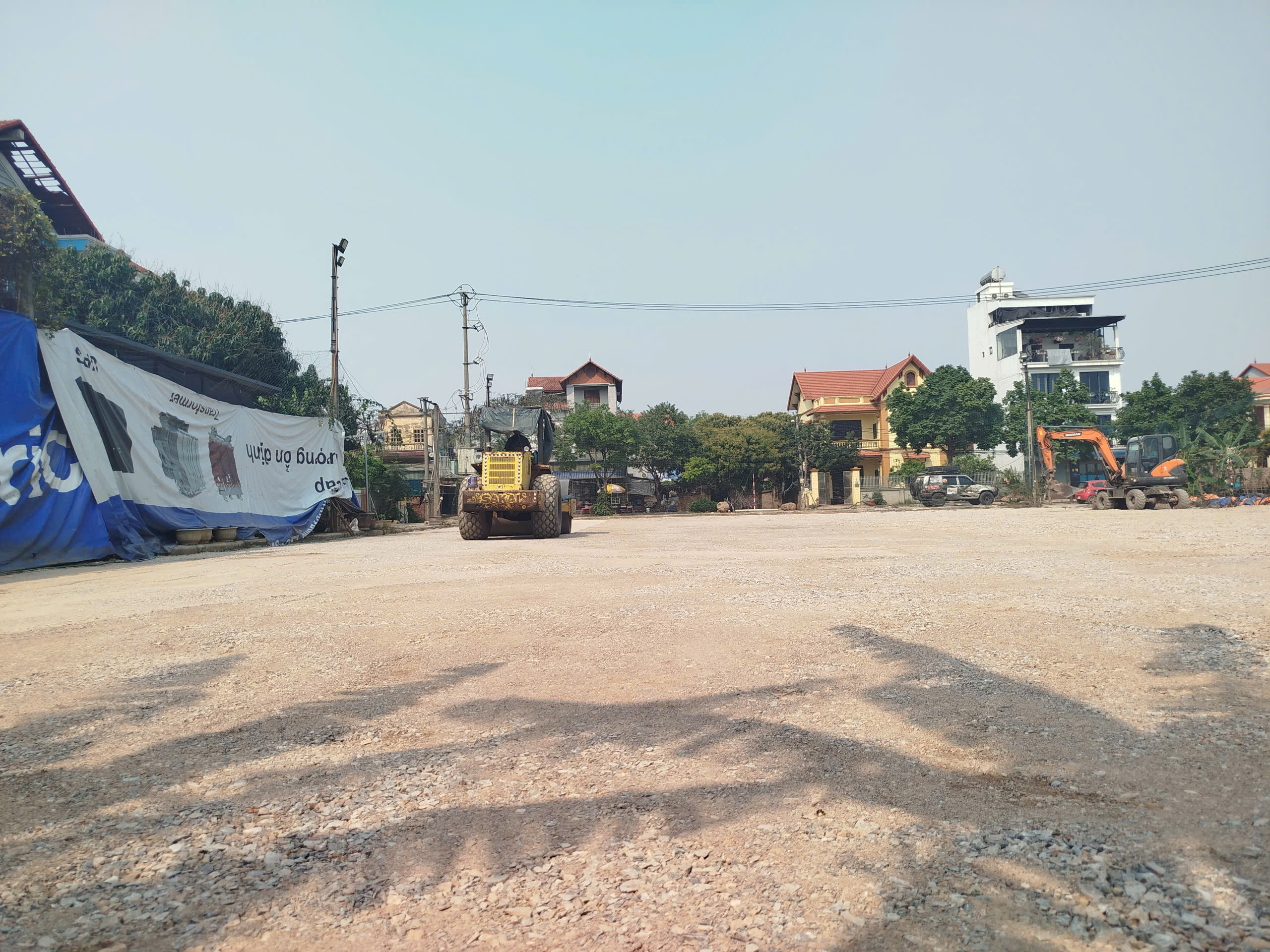 Thi công nền hạ sân cỏ nhân tạo - san lấp lu lèn