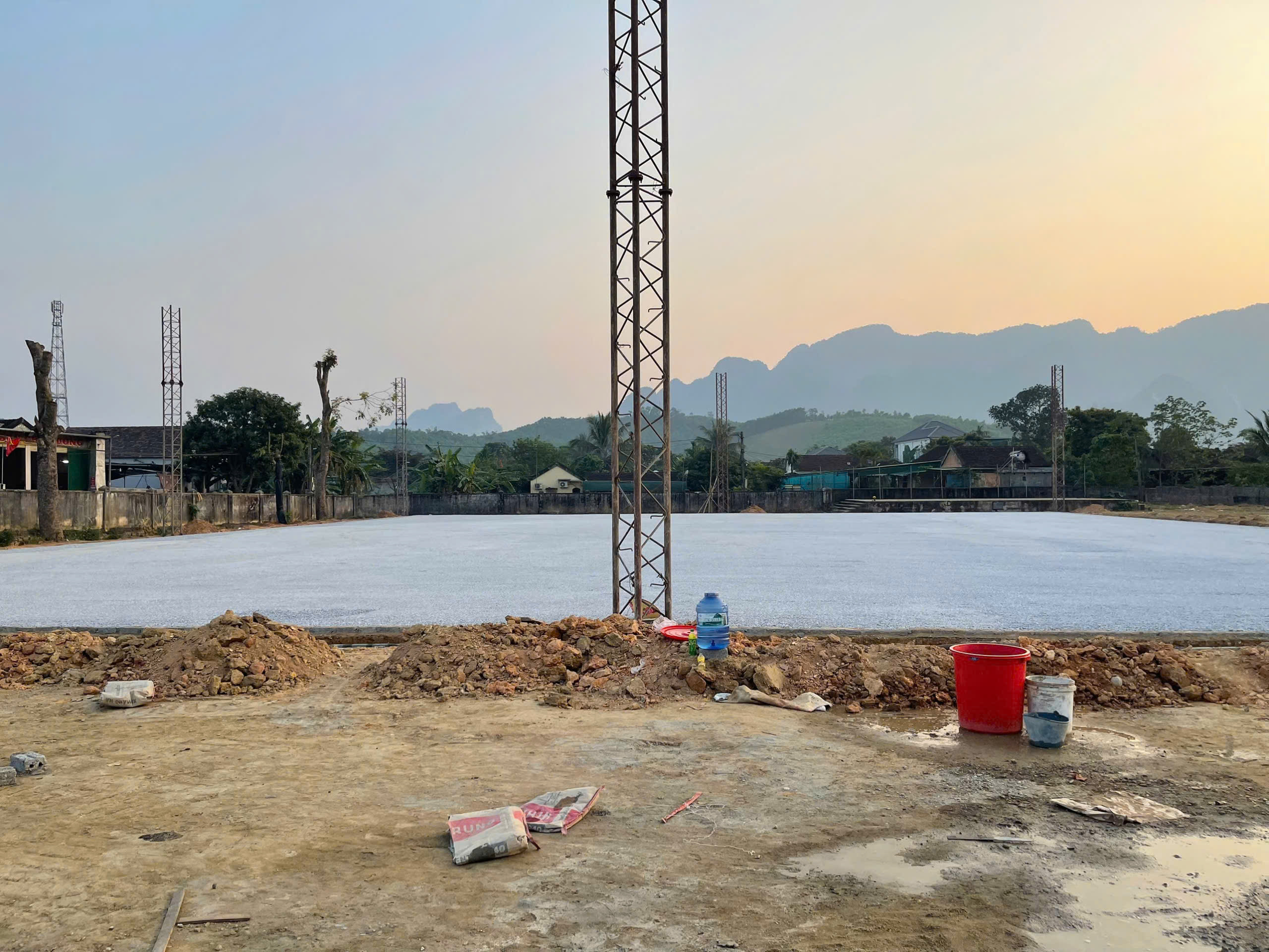 Thi công nền hạ sân cỏ nhân tạo - san lấp lu lèn