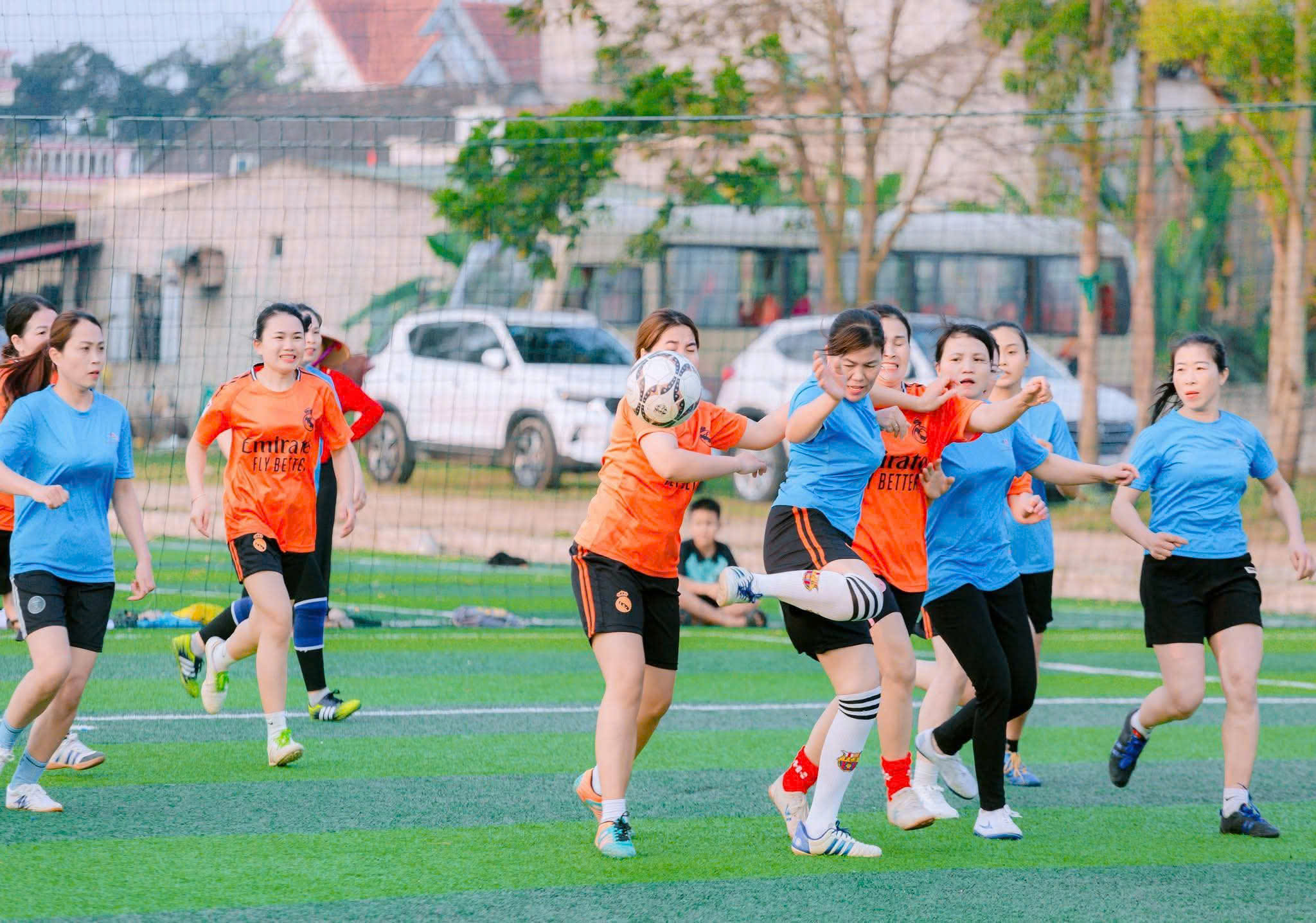 Cầu thủ chơi bóng trên sân cỏ nhân tạo