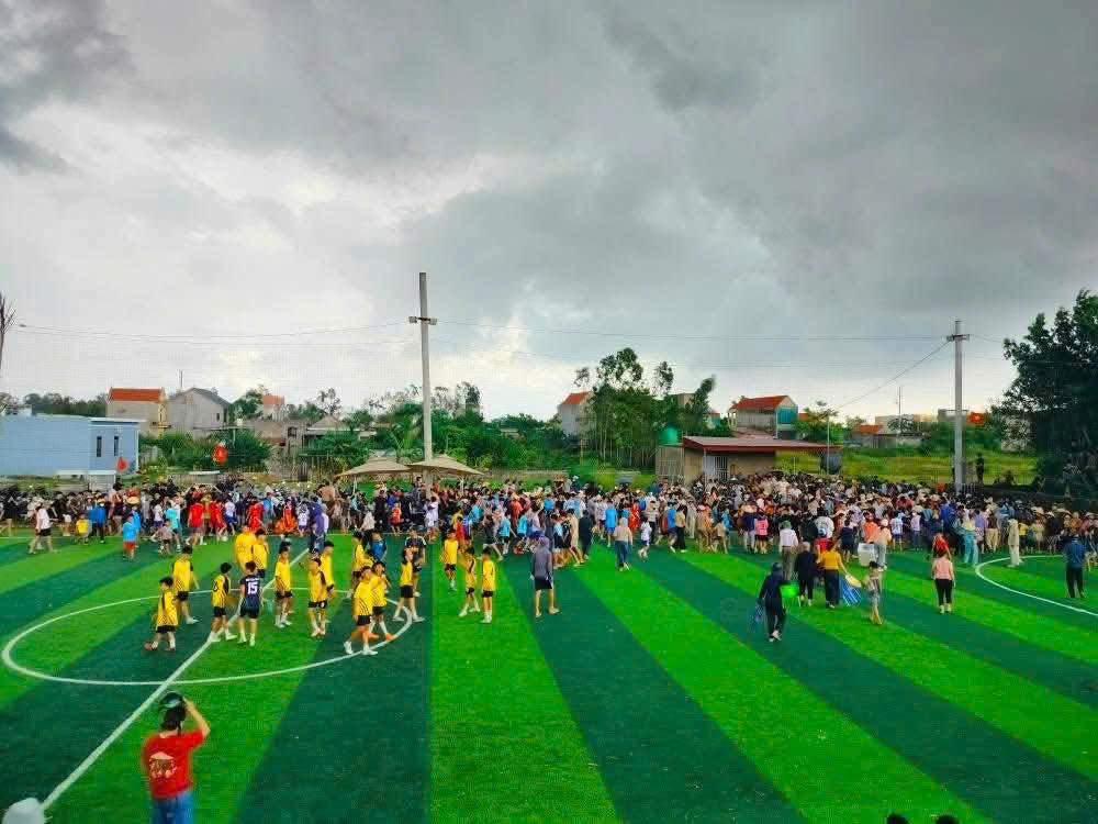 Cầu thủ chơi bóng trên sân cỏ nhân tạo