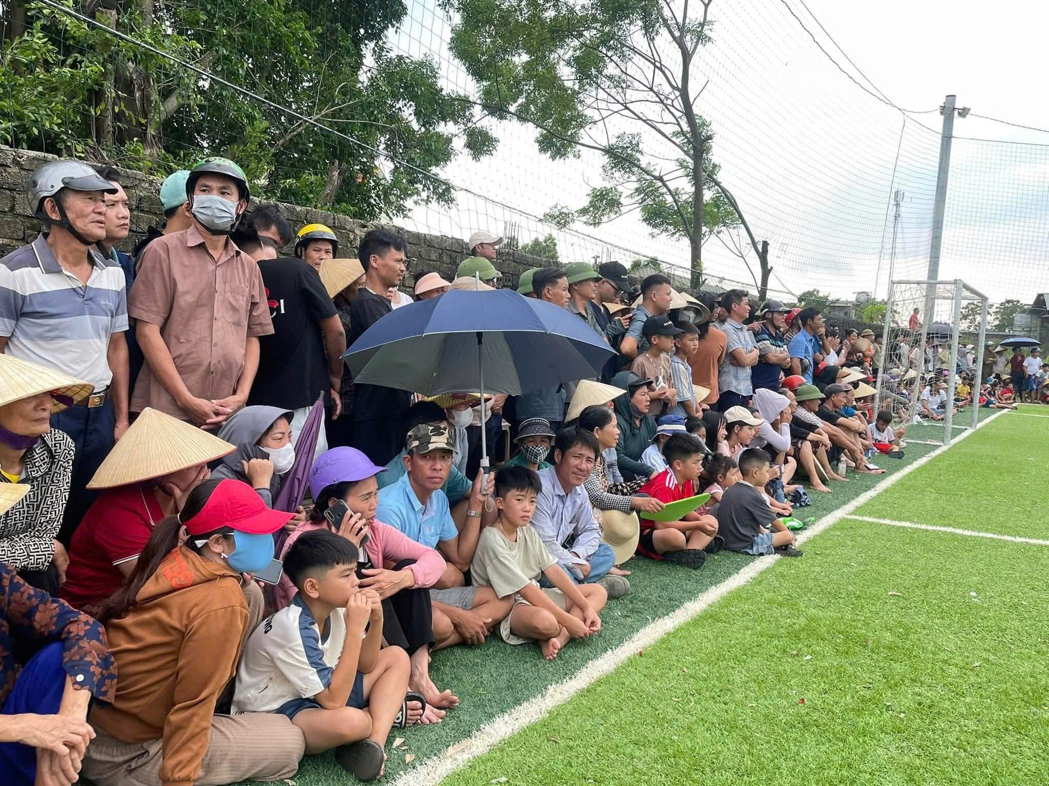 Cầu thủ chơi bóng trên sân cỏ nhân tạo
