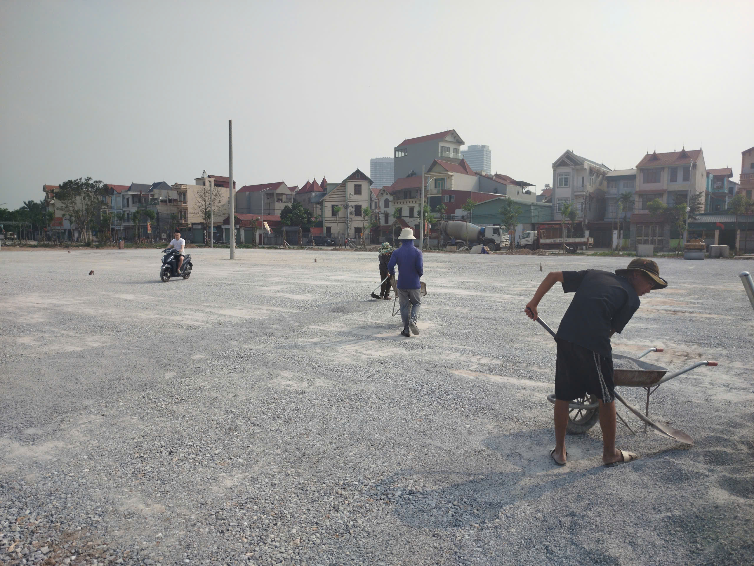 Thi công trải thảm cỏ nhân tạo sân bóng