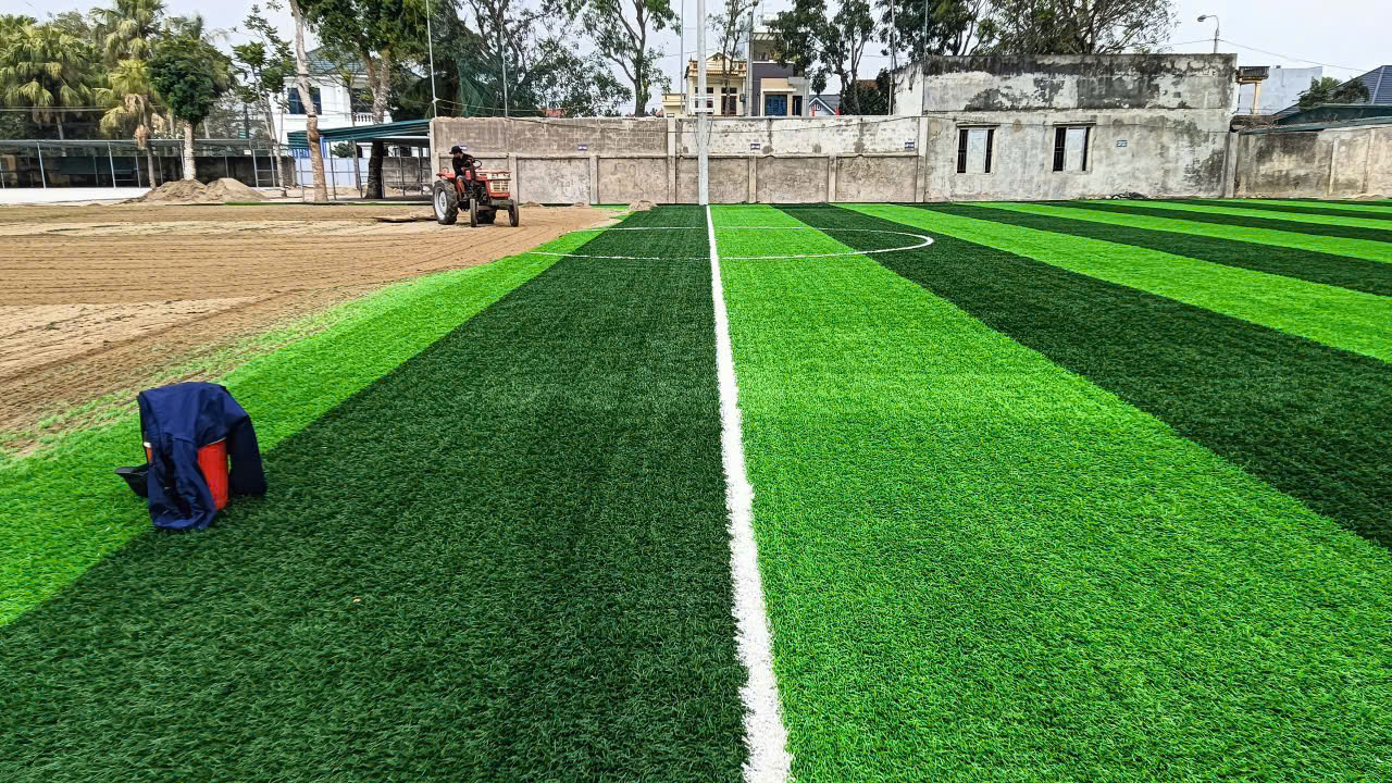 Thi công trải thảm cỏ nhân tạo sân bóng