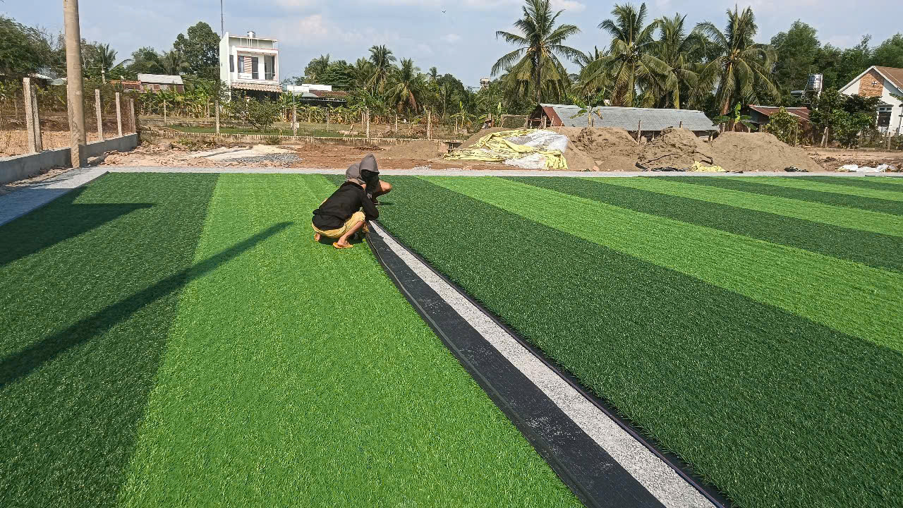 Thi công trải thảm cỏ nhân tạo sân bóng
