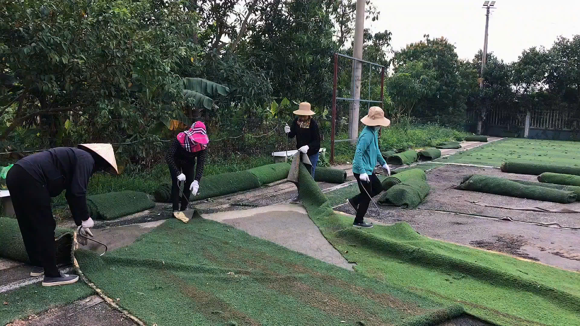 Thi công trải thảm cỏ nhân tạo sân bóng