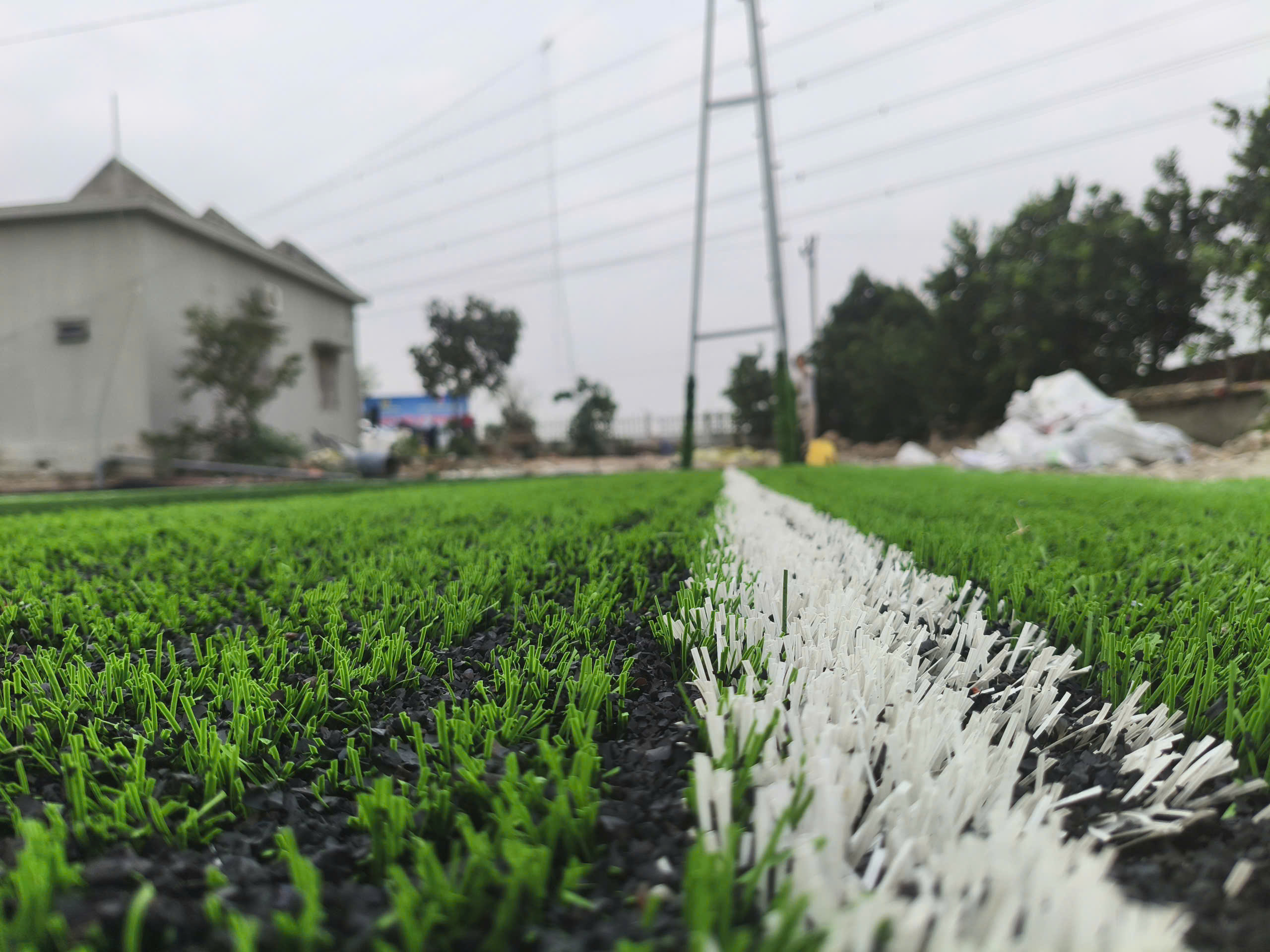 Thi công trải thảm cỏ nhân tạo sân bóng