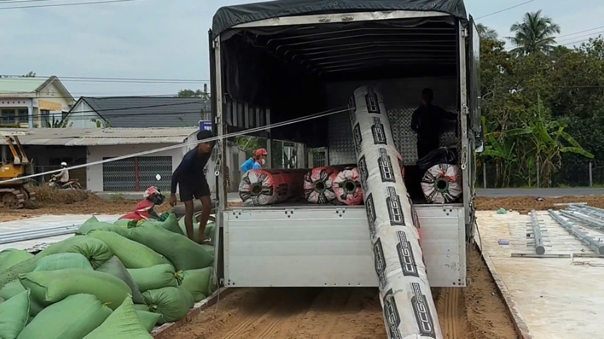 Cuộn cỏ nhân tạo và hạt cao su - vật tư sân bóng