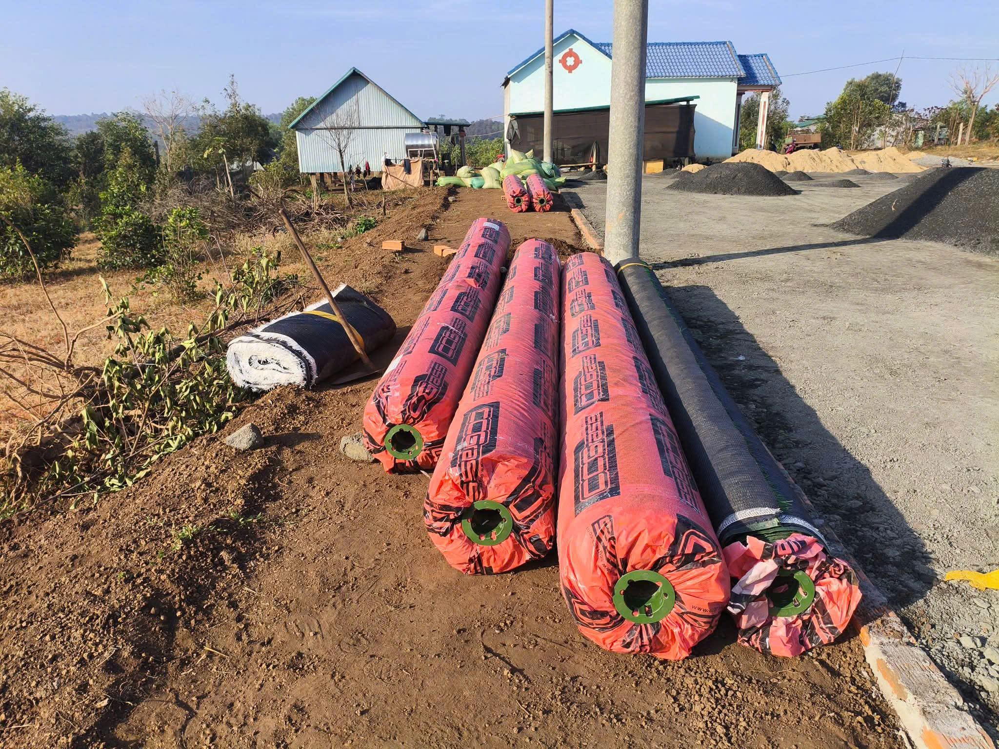 Cuộn cỏ nhân tạo và hạt cao su - vật tư sân bóng