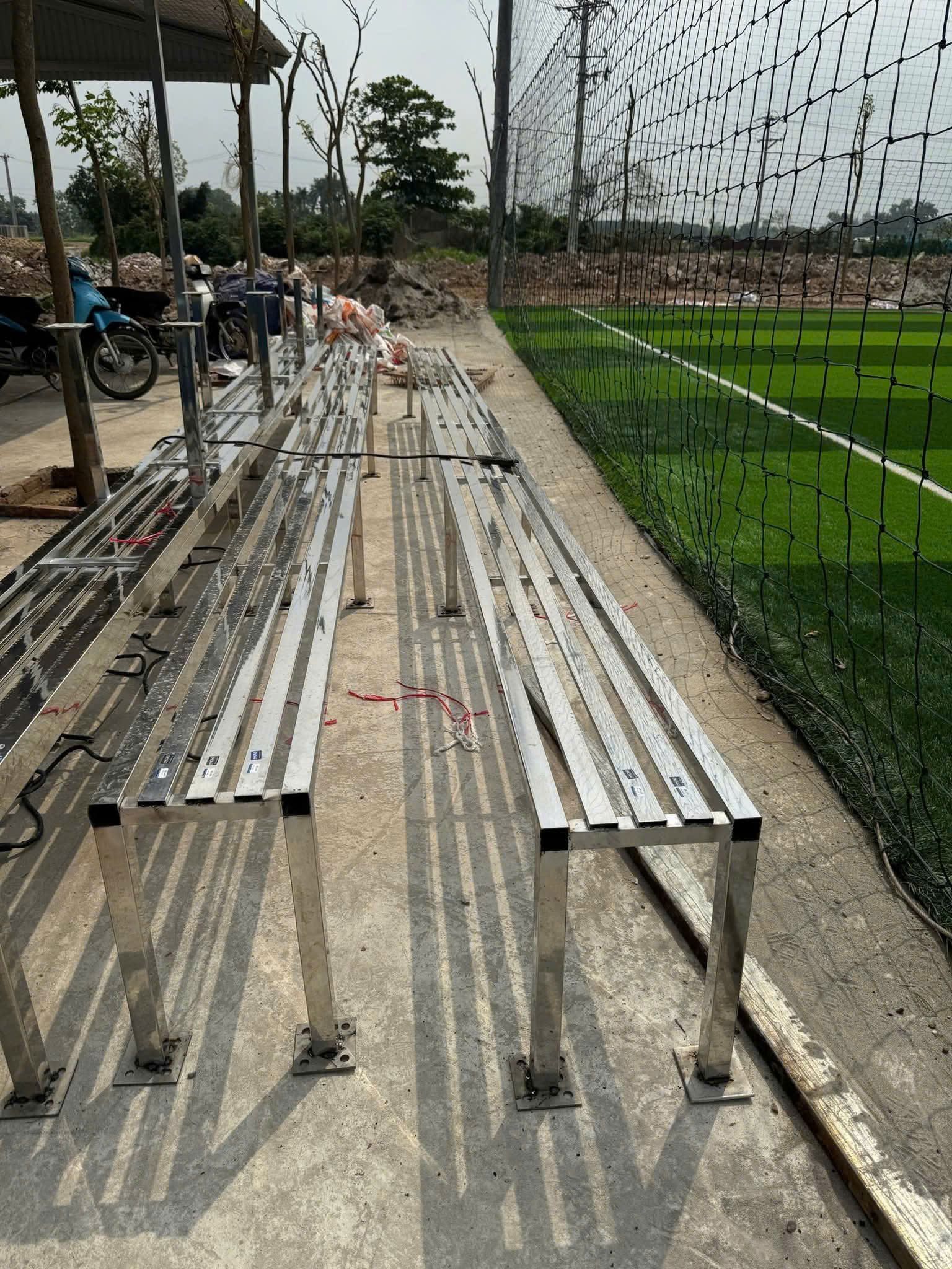 Cuộn cỏ nhân tạo và hạt cao su - vật tư sân bóng