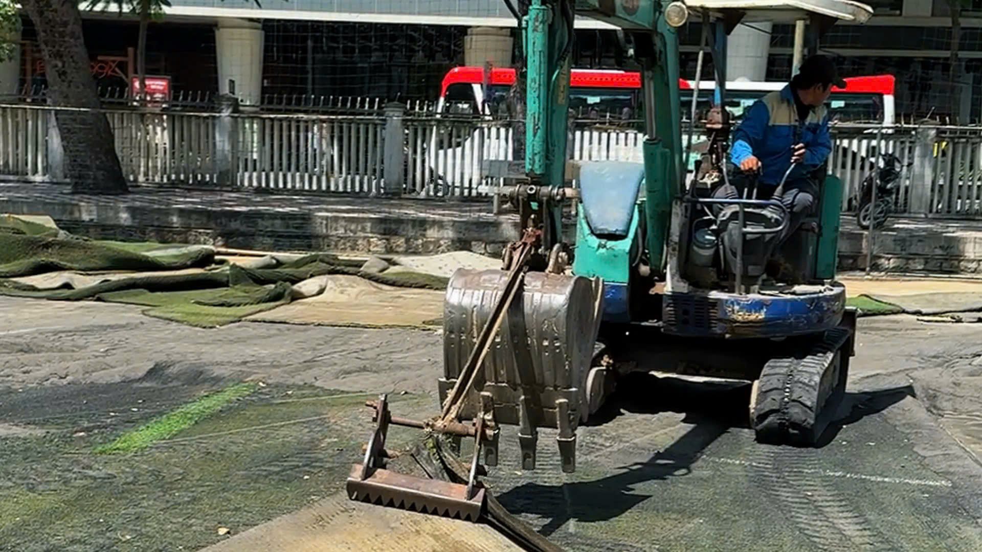 Cuộn cỏ nhân tạo và hạt cao su - vật tư sân bóng