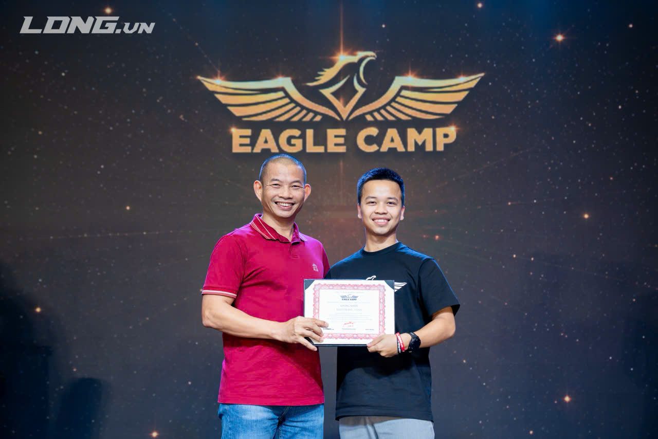 Nguyễn Đức Toàn nhận chứng nhận tại chương trình đào tạo Eagle Camp
